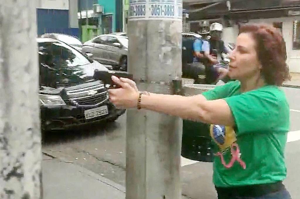 Gilmar Mendes suspende porte de arma de Carla Zambelli