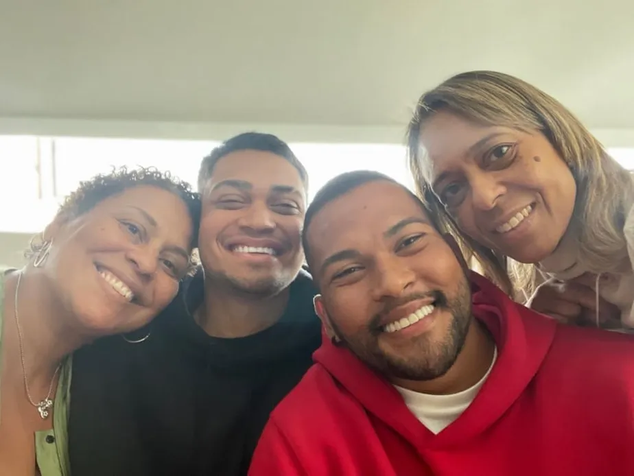 Netos não reconhecidos por Pelé o visitaram um dia antes de sua morte