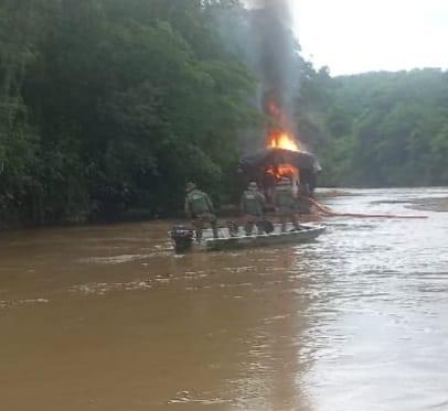 Operação da Polícia Náutica localiza e destrói balsa que extraía ouro ilegalmente