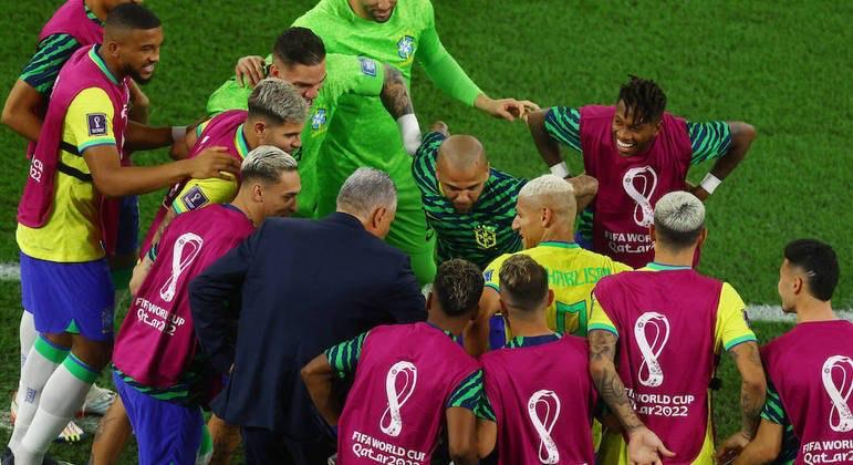 Seleção brasileira comemora goleada sobre a Coreia com dancinhas e empolgam torcida
