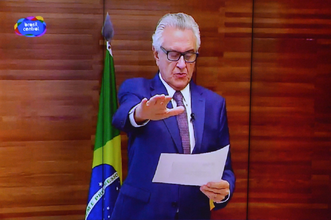 Um mês depois da cirurgia no coração, Caiado volta para Goiás