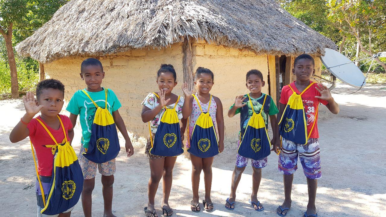 Alunos quilombolas em Cavalcante, no nordeste goiano, recebem kits pedagógicos da LBV