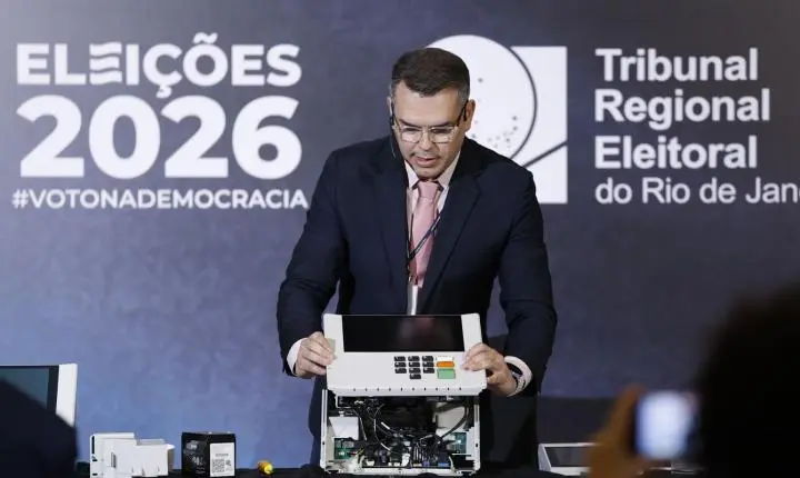 TRE-RJ abre urna para o público e defende segurança do voto eletrônico